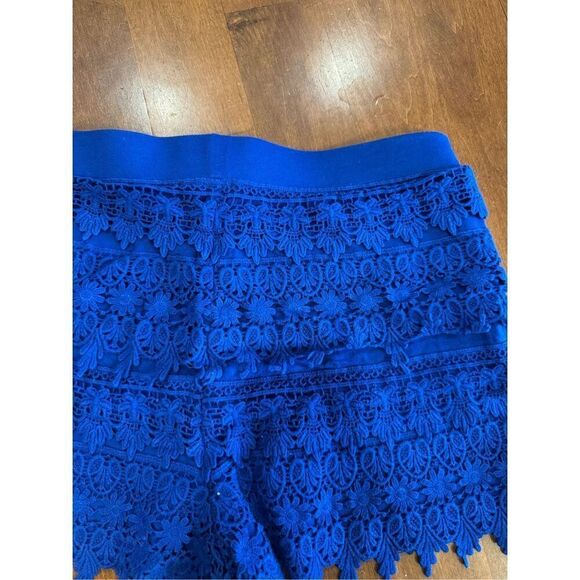 Woman’s express lace shorts, size medium - Picture 4 of 4